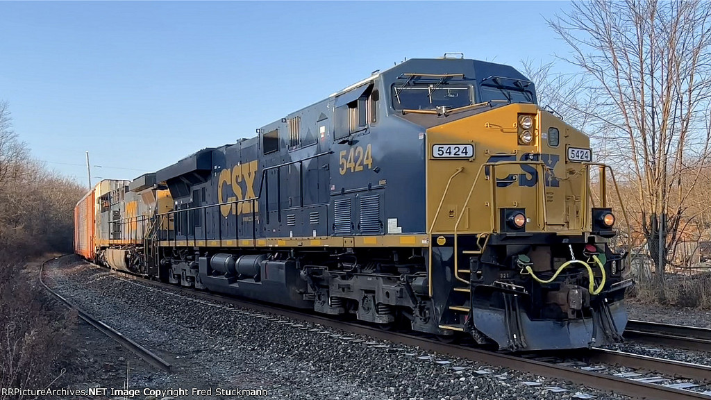 CSX 5424 leads I138.